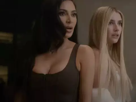 Kim Kardashian e Emma Roberts em American Horror Story: Delicate (FX/Reprodução)