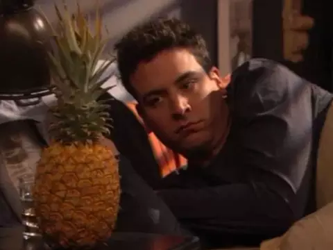 Josh Radnor encara abacaxi em How I Met Your Mother (CBS/Reprodução)