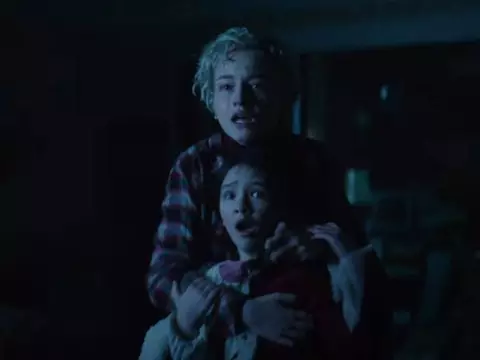 Julia Garner em Lobisomem (Universal)