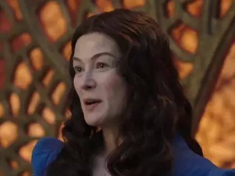 Rosamund Pike nos bastidores de Roda do Tempo (Amazon Prime Video/Reprodução)