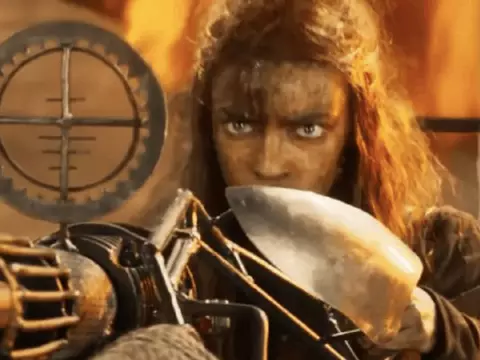 Anya Taylor-Joy atravessa o deserto em nova foto de Furiosa: Uma Saga Mad Max
