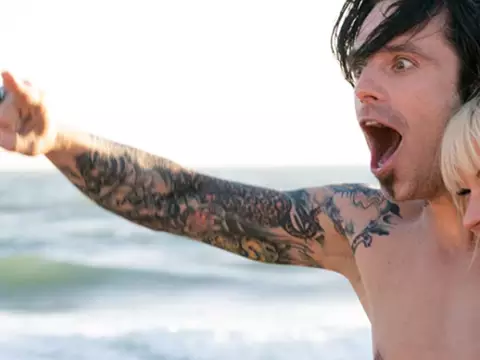 Sebastian Stan e Lily James em Pam & Tommy (Reprodução)