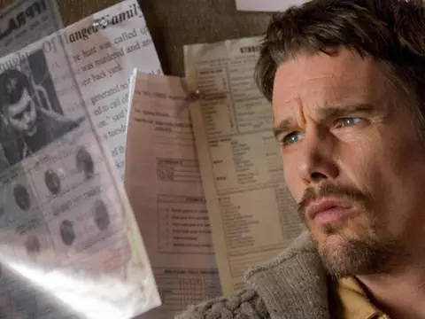 Ethan Hawke, bonito demais, em cena de A Entidade, de 2012
