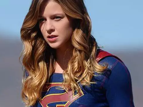 Melissa Benoist e Emily Bett Rickards falam sobre assédio após afastamento de produtor de Supergirl