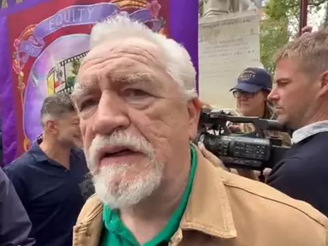 Brian Cox em manifestação (Reprodução/Twitter)