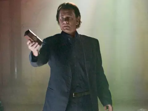 Tom Hanks em cena de O Código Da Vinci (Reprodução)