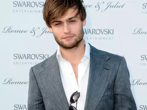 The Dirt | Douglas Booth pode interpretar Nikki Sixx na cinebiografia do Mötley Crüe