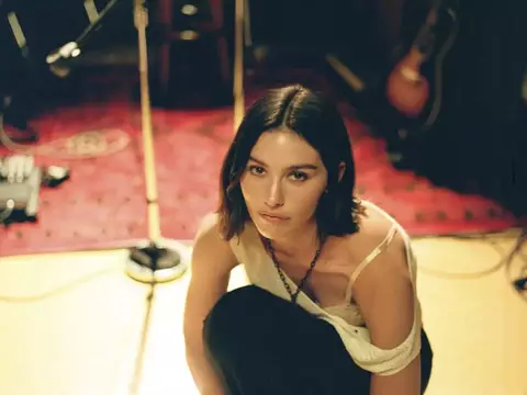 Gracie Abrams estreia como atriz em filme da diretora de Babygirl