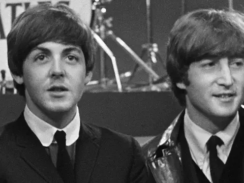The Beatles | Video do set dos filmes mostra interação entre John e Paul
