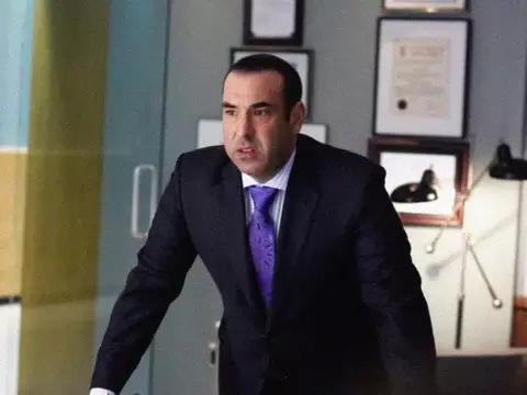 Suits LA | Rick Hoffman retornará como Louis em série derivada