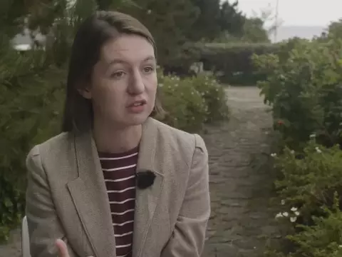 Livros de Sally Rooney, autora de "Pessoas Normais", são proibidos no Reino Unido após apoiar grupo Pró-Palestina