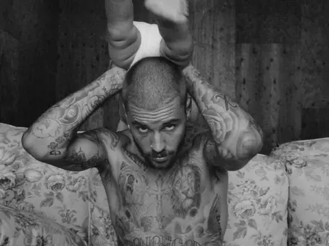 Justin Bieber em ensaio para SWAG (Divulgação)