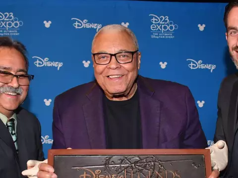 James Earl Jones, em cerimônia que teve as mãos eternizadas como Disney Legendastes