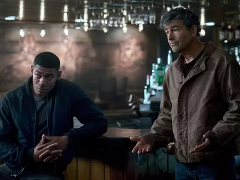 Foto de Hal Jordan e John Stewart na série Lanternas/Reprodução