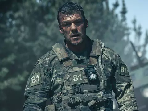 Foto de Alan Ritchson em Máquina de Guerra