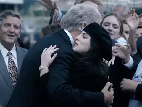 Clive Owen e Beanie Feldstein em American Crime Story: Impeachment (FX/Divulgação)