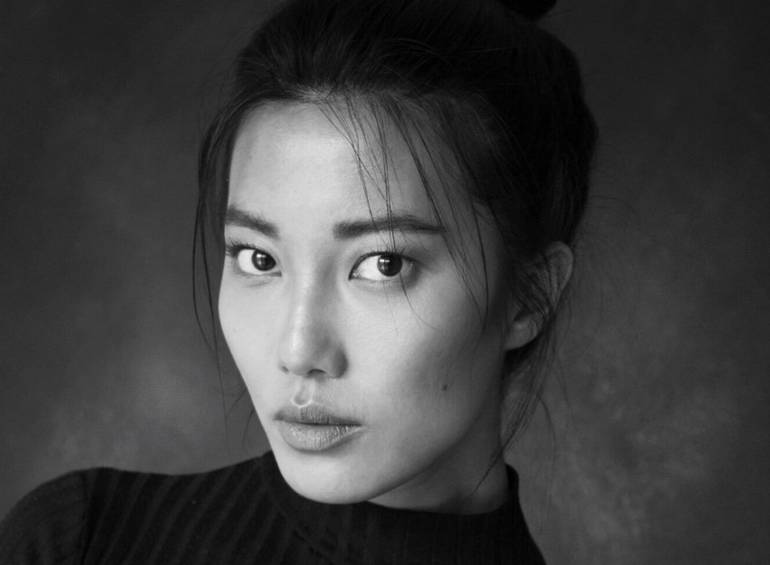 Foto de Lily Gao, atriz que interpreta Ada Wong em Resident Evil 4 Remake