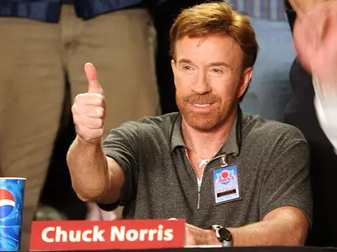 Foto de Chuck Norris, ator que virou meme antes de morrer, aos 86 anos (Reprodução)