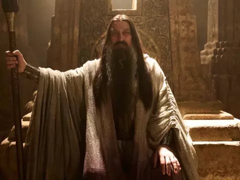 Ciarán Hinds em O Senhor dos Anéis: Os Anéis de Poder (Reprodução)