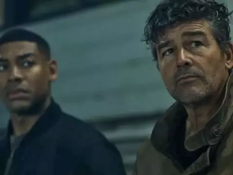 Aaron Pierre y Kyle Chandler en Lanternas (Reproducción)