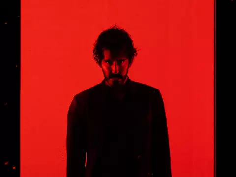 Onde assistir a Fúria Primitiva, filme de ação com Dev Patel