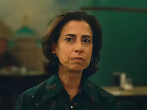 Os Corretores | Novo filme com Fernanda Torres ganha imagens