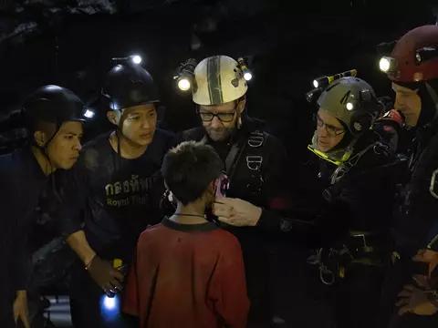 Cena de Treze Vidas - O Resgate (Prime Video/Divulgação)