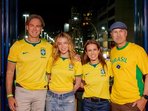 Supergirl chega ao Rio e curte primeiro jogo do Brasil; veja fotos