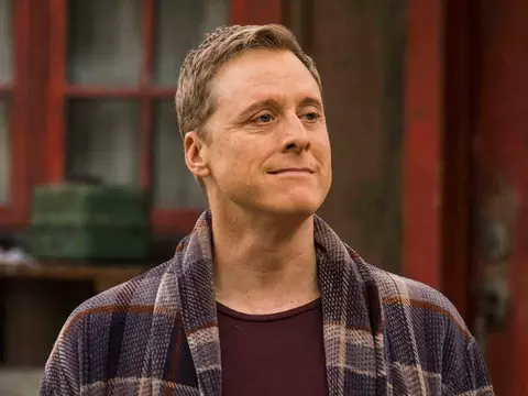 Alan Tudyk, em cena de Resident Alien