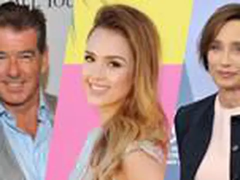 How to Make Love to an Englishman | Pierce Brosnan e Jessica Alba na comédia romântica 