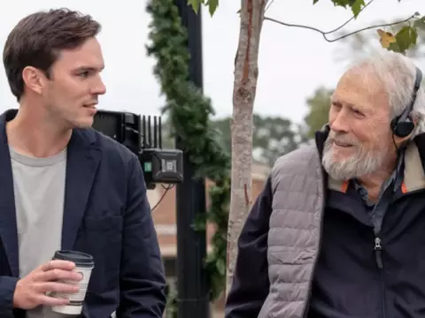 Clint Eastwood e Nicholas Hoult, durante as gravações de Juror #2