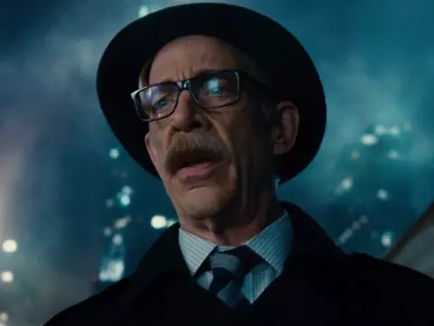 JK Simmons diz que seu Comissario Gordon iria aparecer em mais filmes da DC