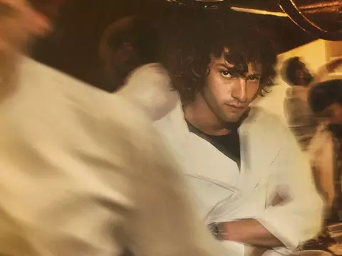 Crítica de Tony | Es una biopic pequeña que se mete en los inicios de Bourdain y su amor con la cocina