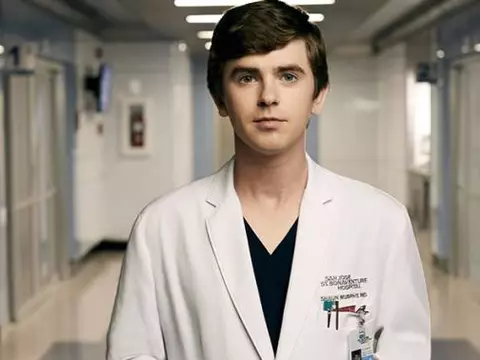 Freddie Highmore em cena de The Good Doctor (Reprodução)