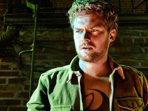 Finn Jones em Punho de Ferro (Reprodução)