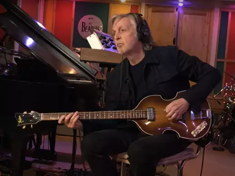 Paul McCartney produzindo "Now and Then" (The Beatles/YouTube/Reprodução)