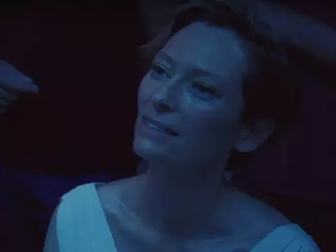 A Bigger Splash | Tilda Swinton perde a voz no karaokê em novo clipe
