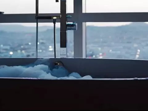 Keanu Reeves em cena de Matrix Resurrections (Reprodução/Twitter)