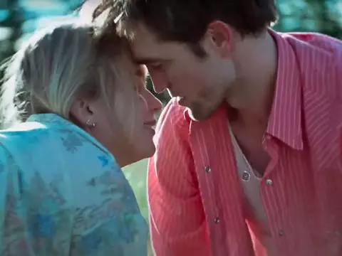 Jennifer Lawrence e Robert Pattinson em Die My Love