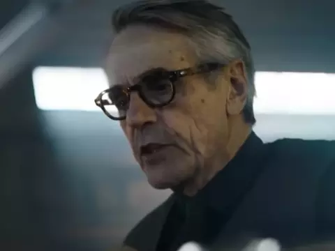 Jeremy Irons em cena de The Flash (Reprodução)