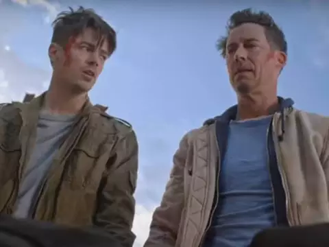 Tom and Grant | Assaltantes vividos por atores de The Flash planejam roubo no trailer da comédia