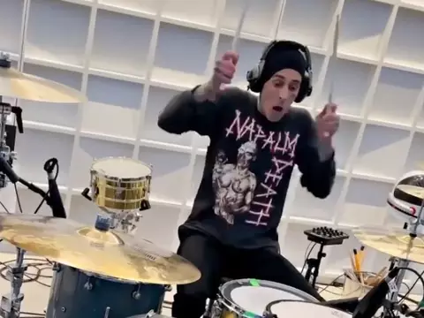 Travis Barker toca Adele (Instagram/Reprodução)