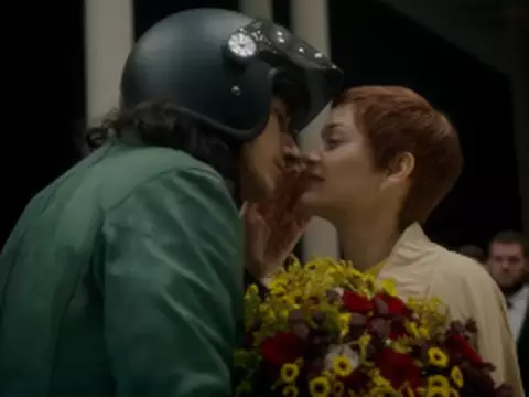 Annette | Adam Driver e Marion Cotillard vivem intensamente em trailer; confira