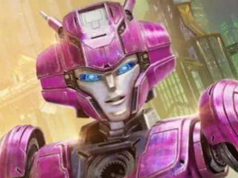 Elita, personagem de Camila Queiroz em Transformers: O Início (Reprodução)