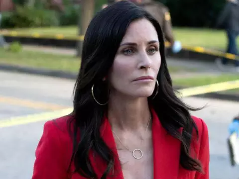 Após Neve Campbell, Courteney Cox negocia para retornar em Pânico 7