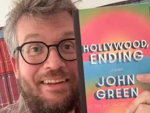 John Green com uma cópia de Um Final de Cinema (Reprodução)