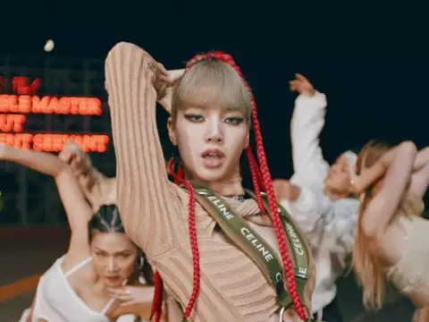 Lisa, do BLACKPINK, no clipe de "Money" (Reprodução)