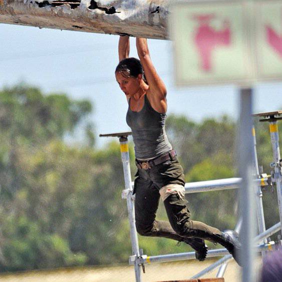 Tomb Raider: A Origem  Lara Croft e vilão ficam frente a frente em nova  foto