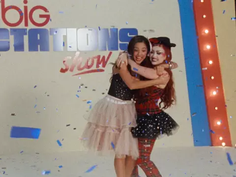 Olivia Rodrigo e Chappell Roan se unem em vídeo oitentista de "expectations"; assista