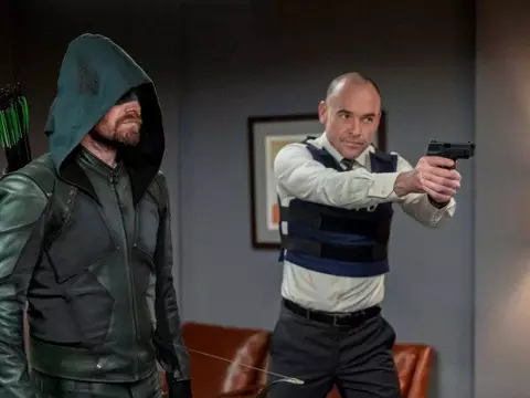 Stephen Amell e Paul Blackthorne em Arrow/CW
